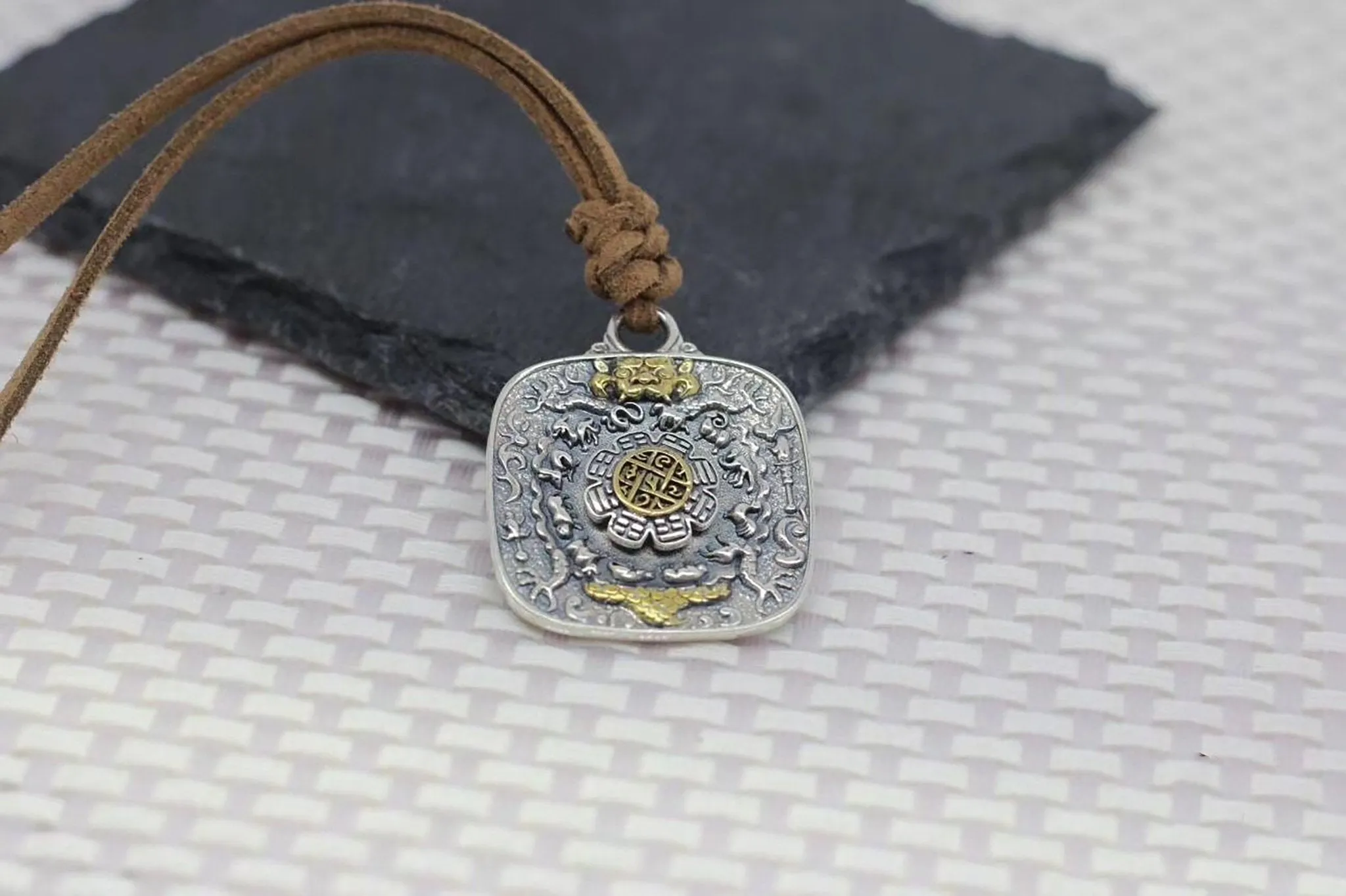 Amulette bouddhiste tibétaine. protection spirituelle