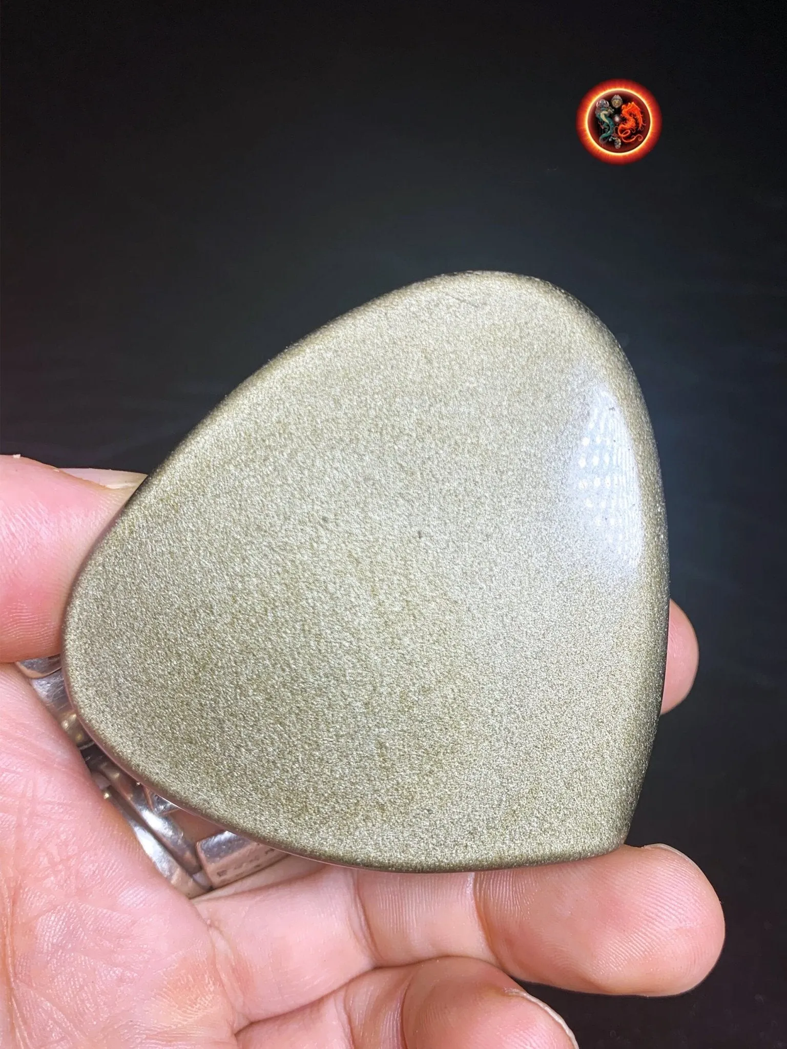 coeur en obsidienne dorée. Originaire du Mexique. Qualité A  Dimensions de 59/68/32mm poids de 0,142kg