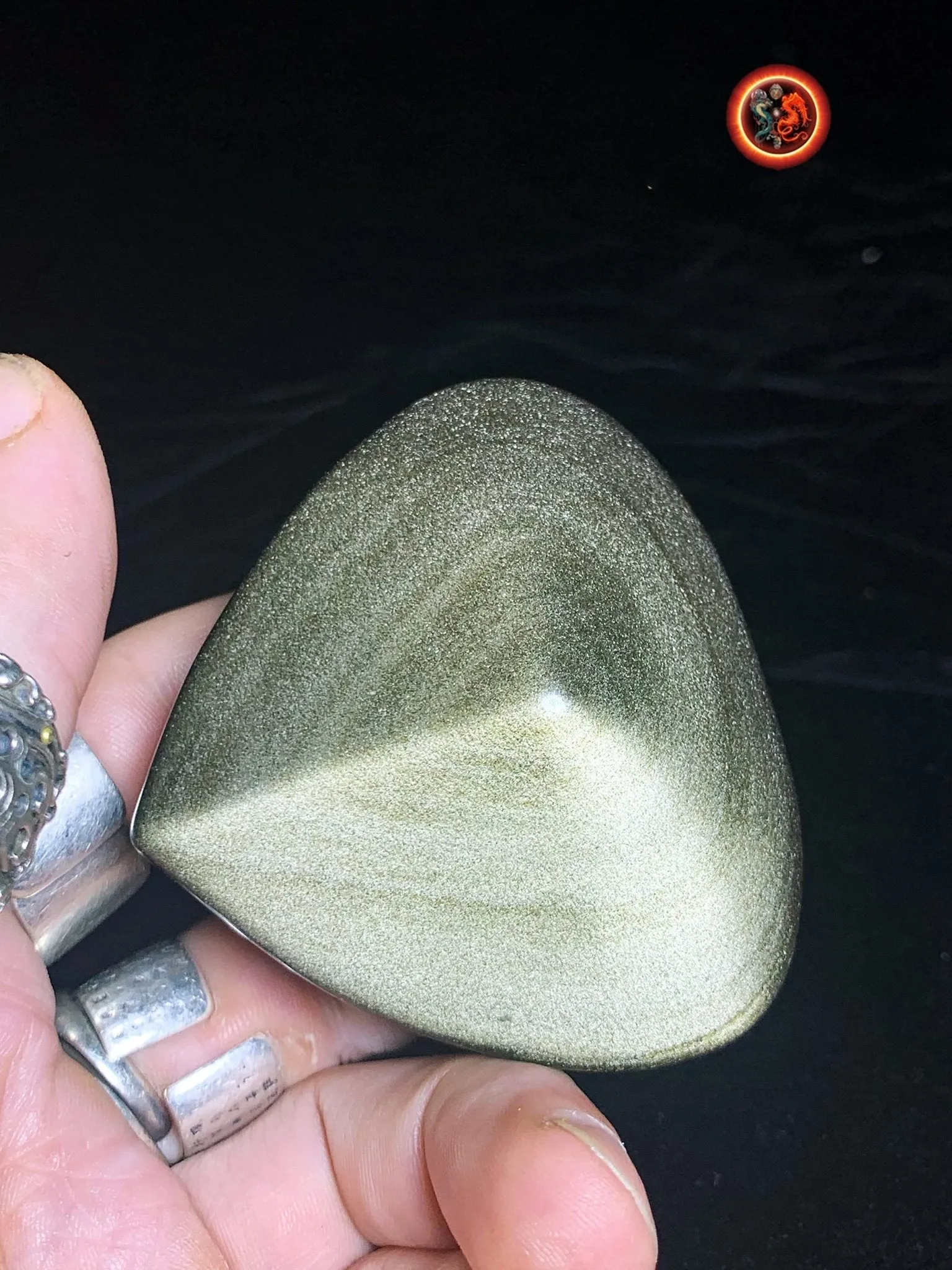 coeur en obsidienne dorée. Originaire du Mexique. Qualité A  Dimensions de 59/68/32mm poids de 0,142kg