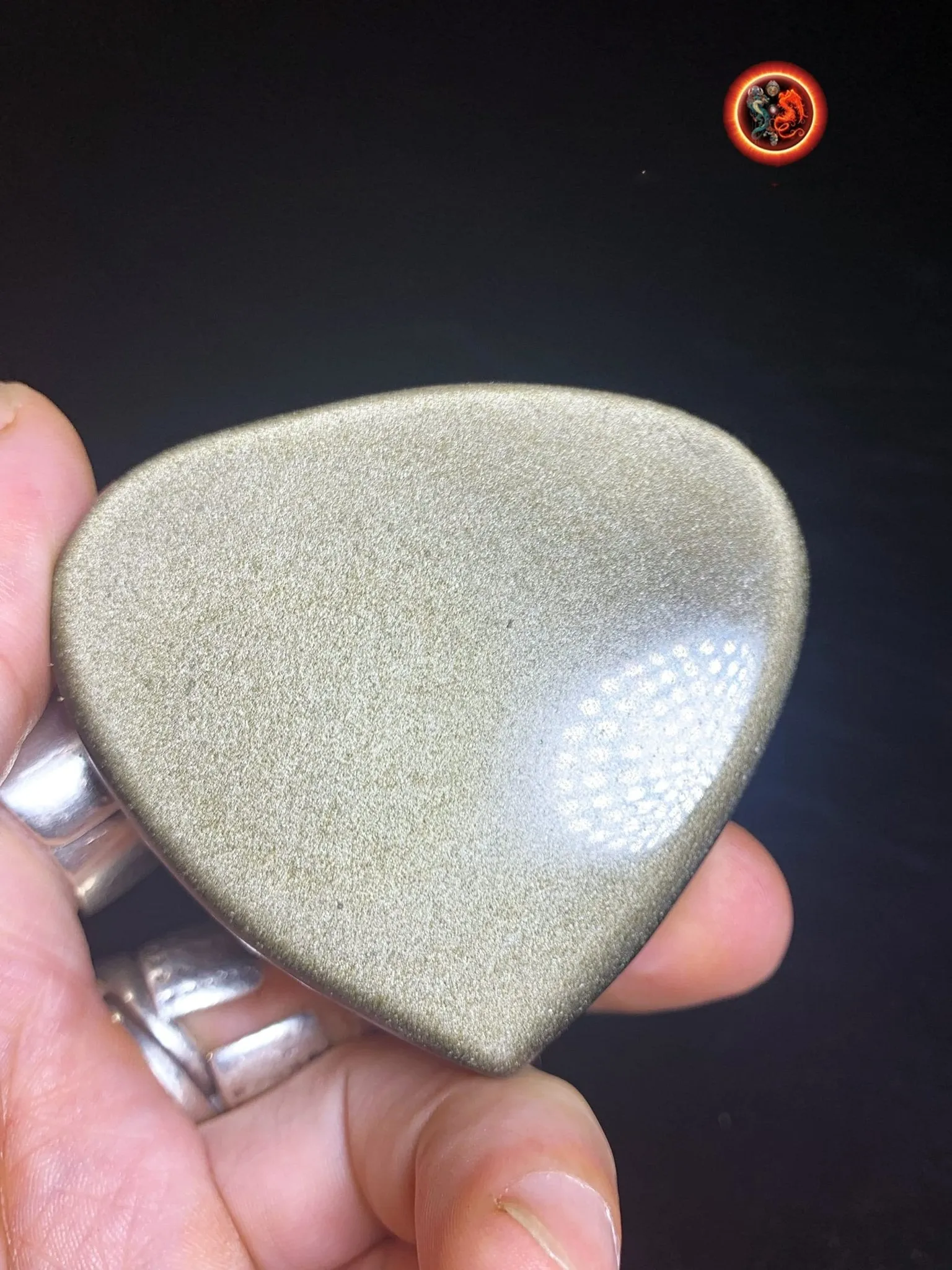 coeur en obsidienne dorée. Originaire du Mexique. Qualité A  Dimensions de 59/68/32mm poids de 0,142kg
