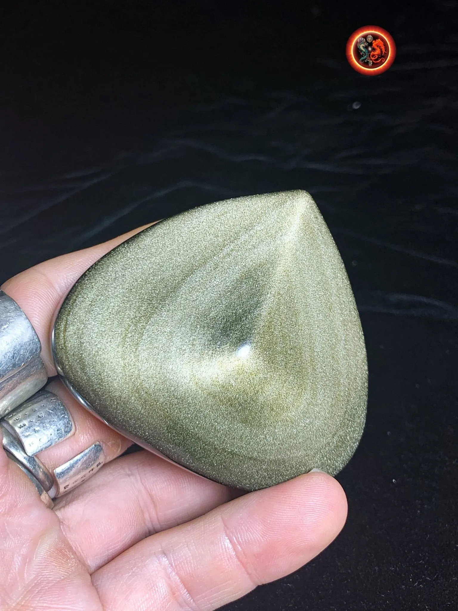 coeur en obsidienne dorée. Originaire du Mexique. Qualité A  Dimensions de 59/68/32mm poids de 0,142kg