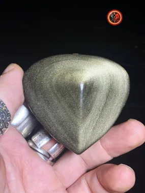coeur en obsidienne dorée. Originaire du Mexique. Qualité A  Dimensions de 59/68/32mm poids de 0,142kg