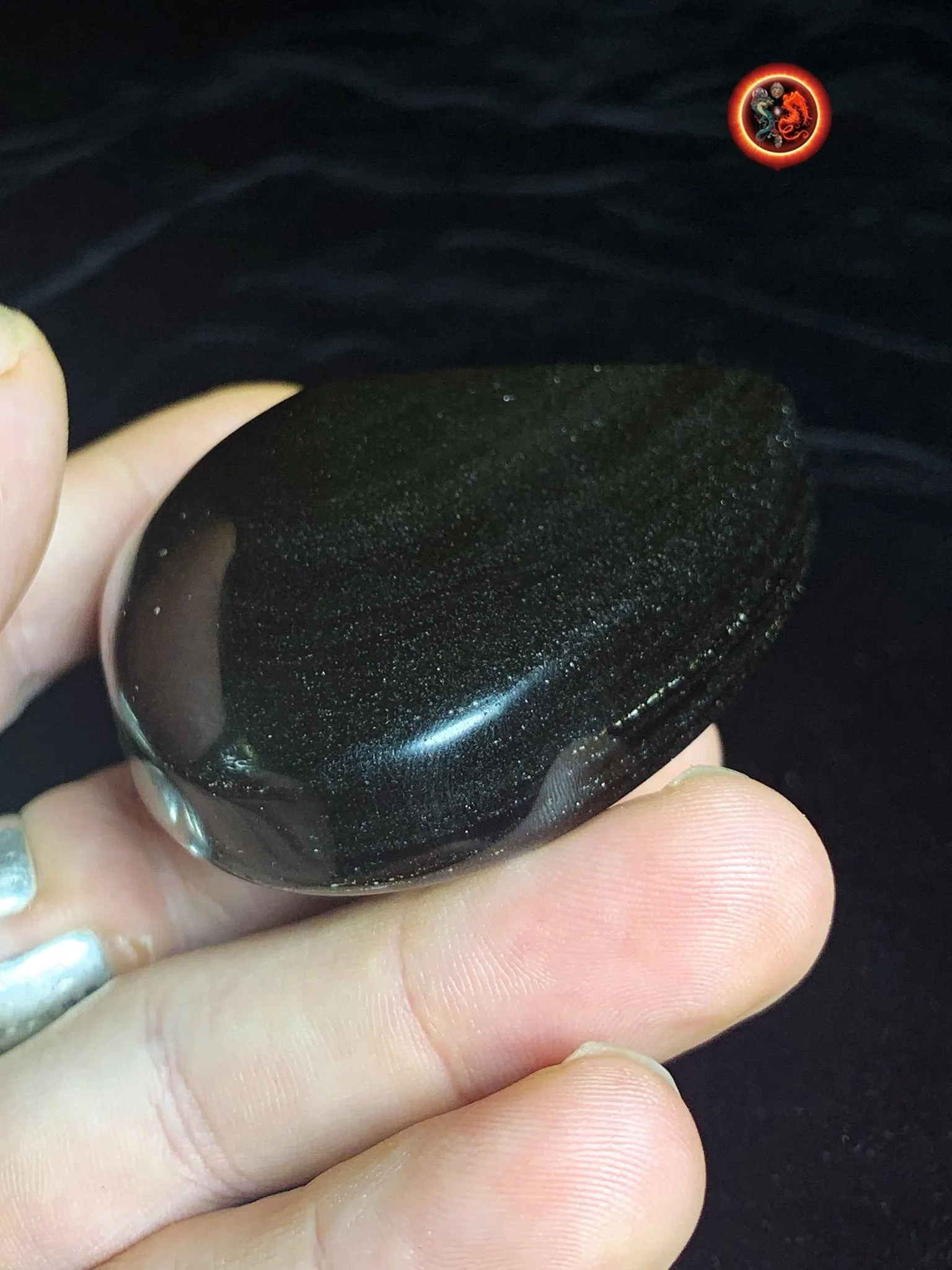 coeur en obsidienne dorée. Originaire du Mexique. Qualité A  Dimensions de 59/68/32mm poids de 0,142kg