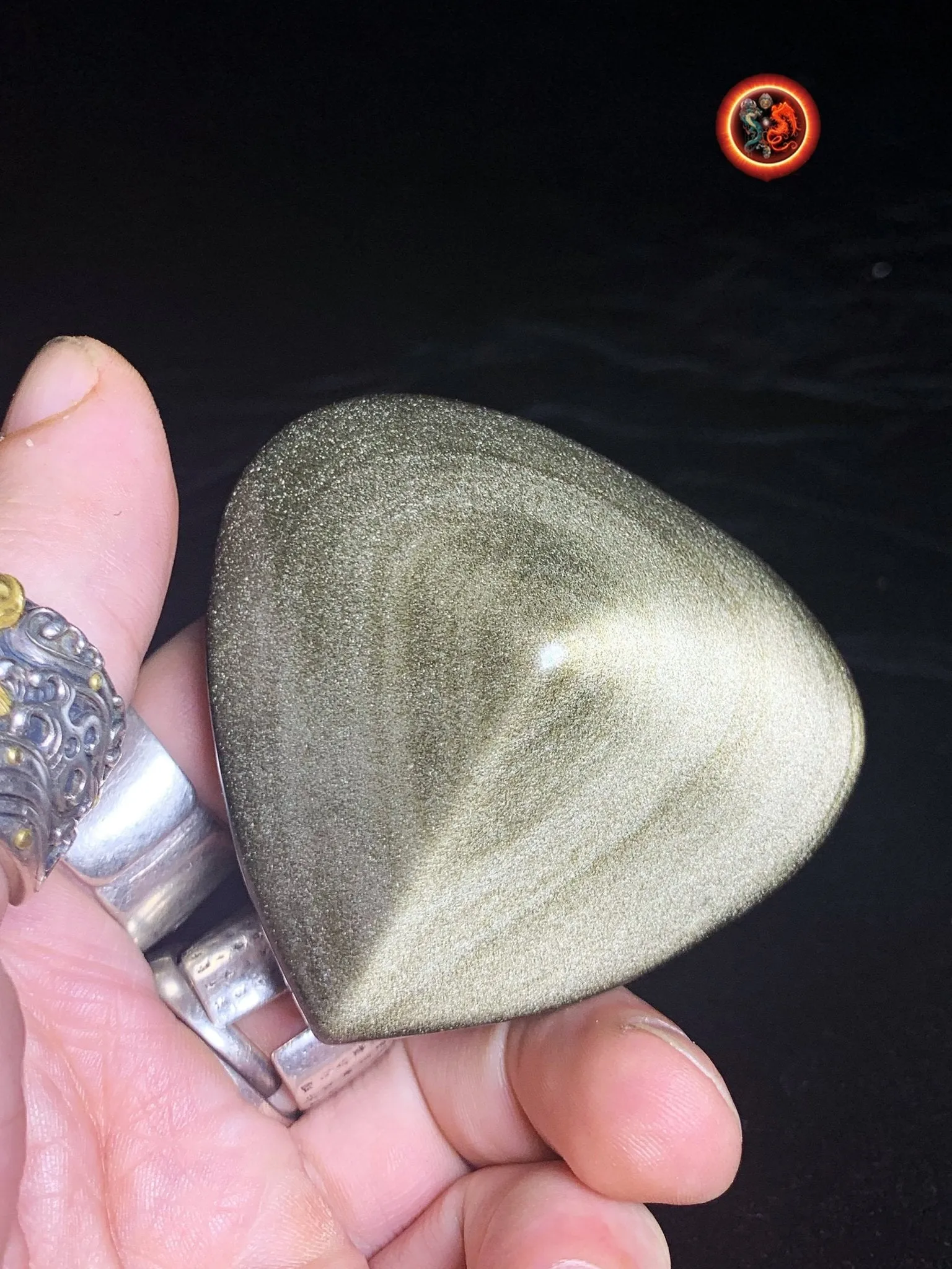coeur en obsidienne dorée. Originaire du Mexique. Qualité A  Dimensions de 59/68/32mm poids de 0,142kg