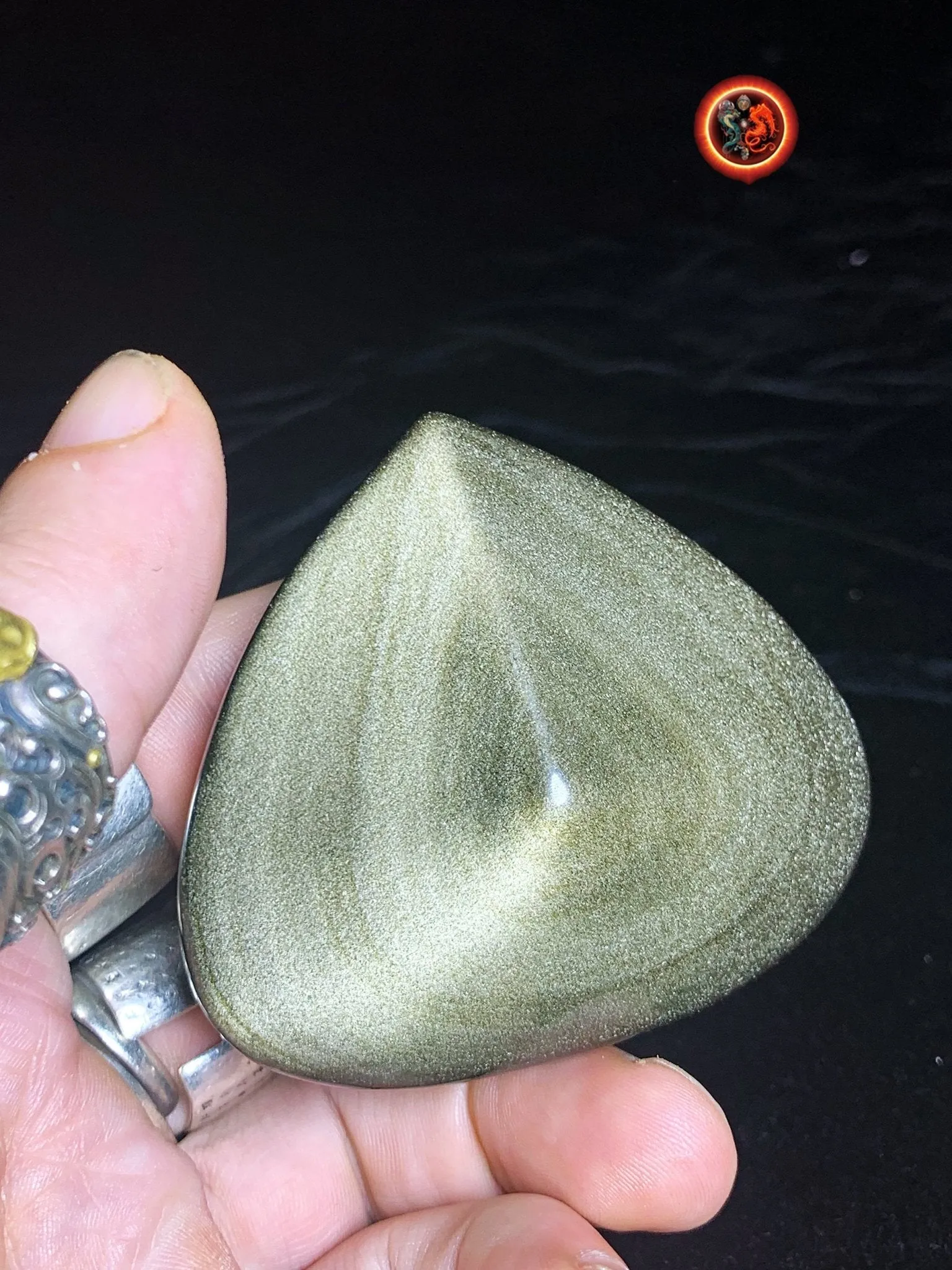 coeur en obsidienne dorée. Originaire du Mexique. Qualité A  Dimensions de 59/68/32mm poids de 0,142kg