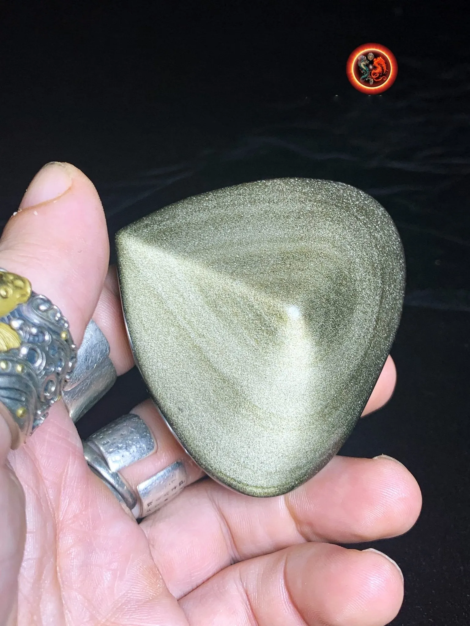 coeur en obsidienne dorée. Originaire du Mexique. Qualité A  Dimensions de 59/68/32mm poids de 0,142kg