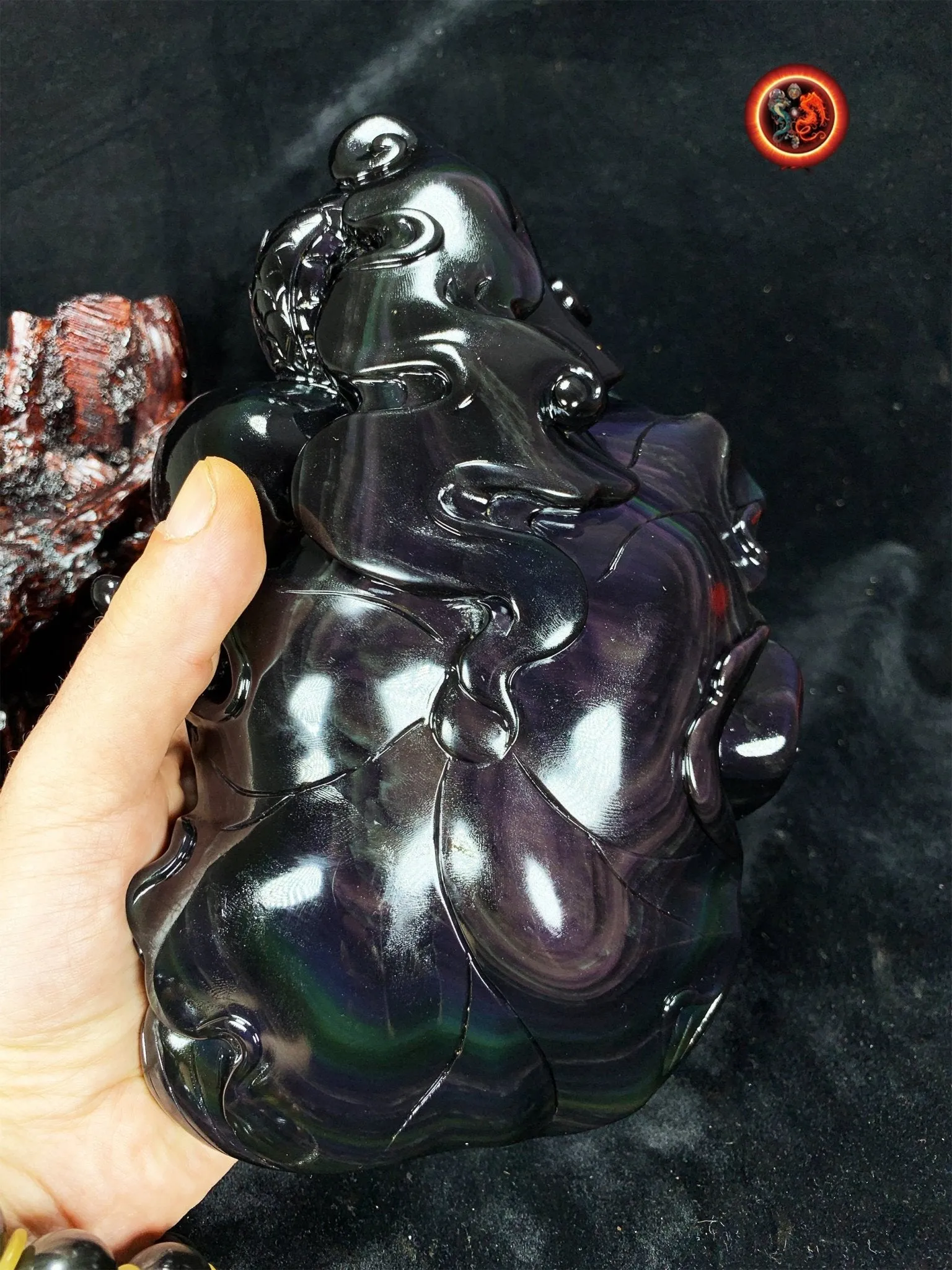Dragon en obsidienne oeil celeste.Exceptionnelle statue entièrement faite a la main. Dragon, protecteur feng shui. support en cèdre. unique