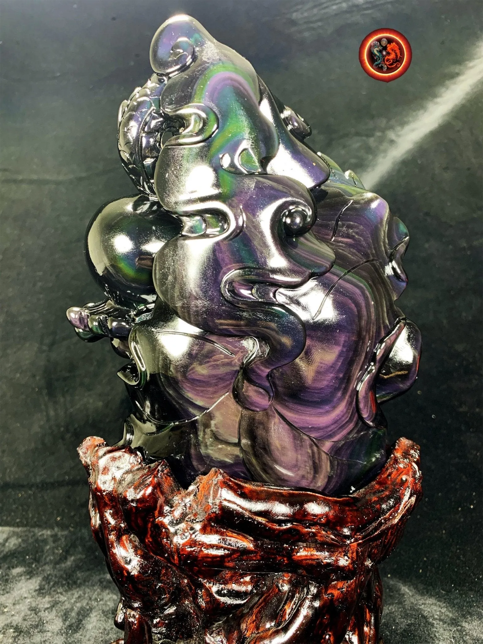 Dragon en obsidienne oeil celeste.Exceptionnelle statue entièrement faite a la main. Dragon, protecteur feng shui. support en cèdre. unique