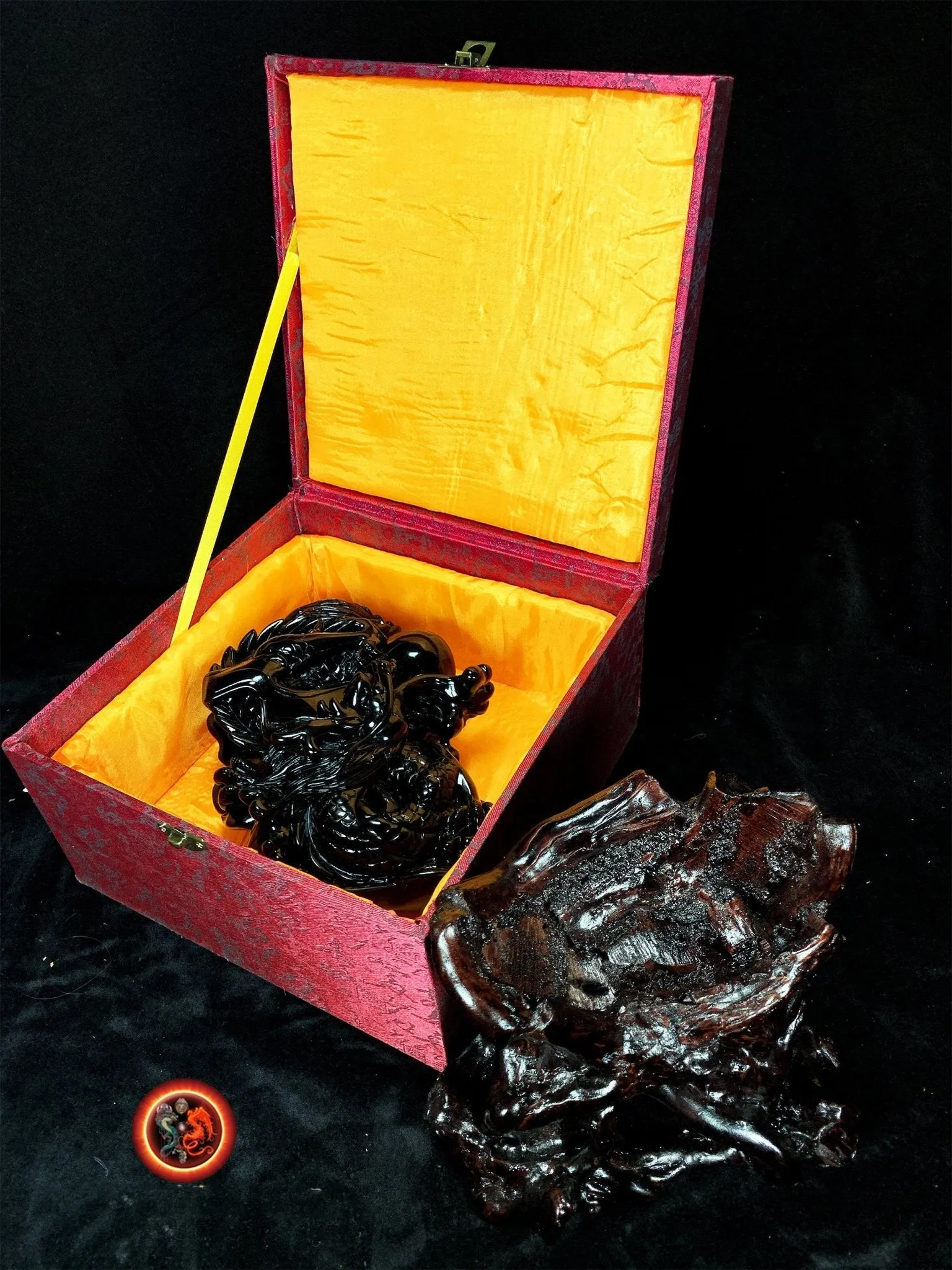 Dragon en obsidienne oeil celeste.Exceptionnelle statue entièrement faite a la main. Dragon, protecteur feng shui. support en cèdre. unique