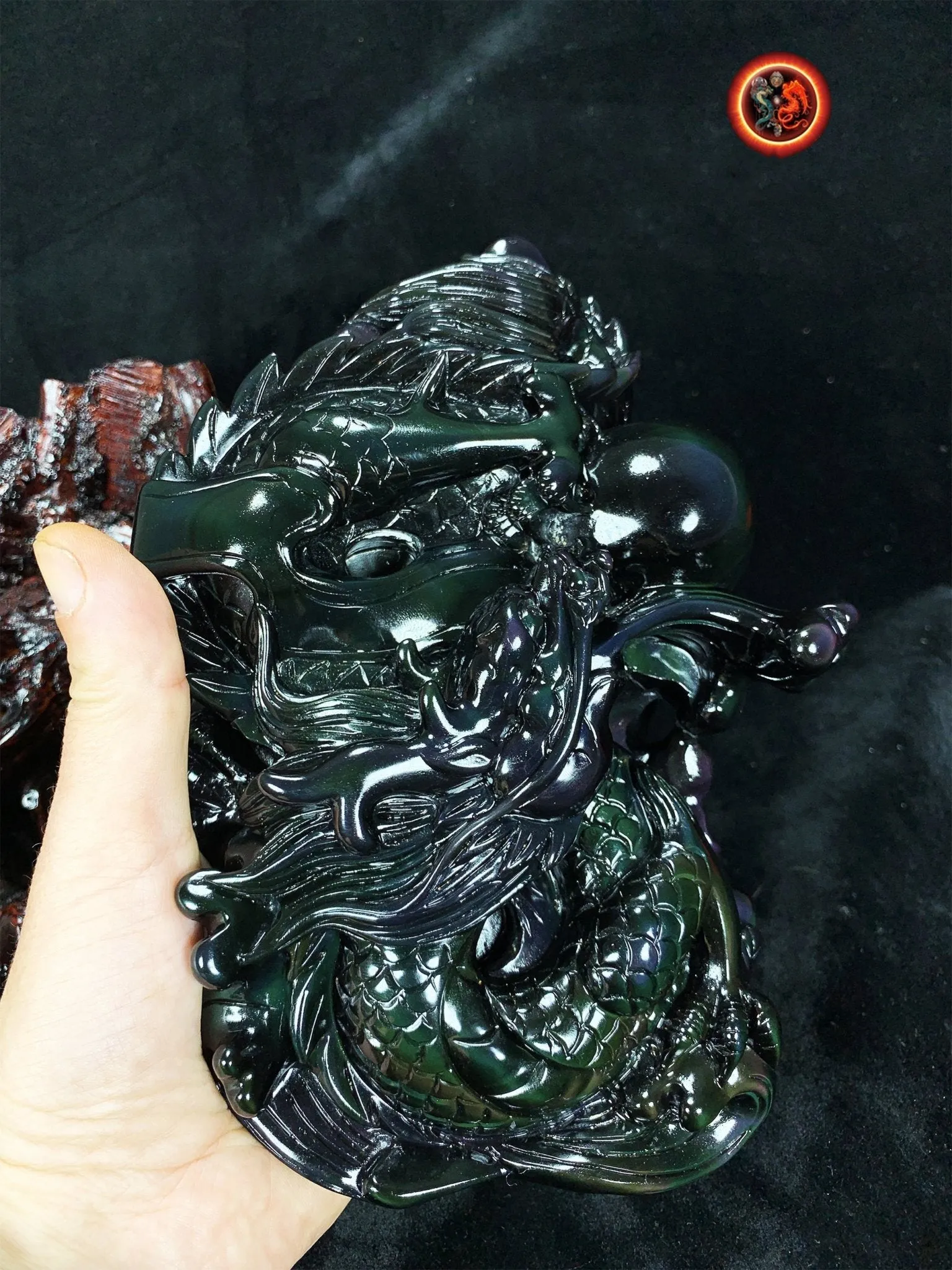 Dragon en obsidienne oeil celeste.Exceptionnelle statue entièrement faite a la main. Dragon, protecteur feng shui. support en cèdre. unique