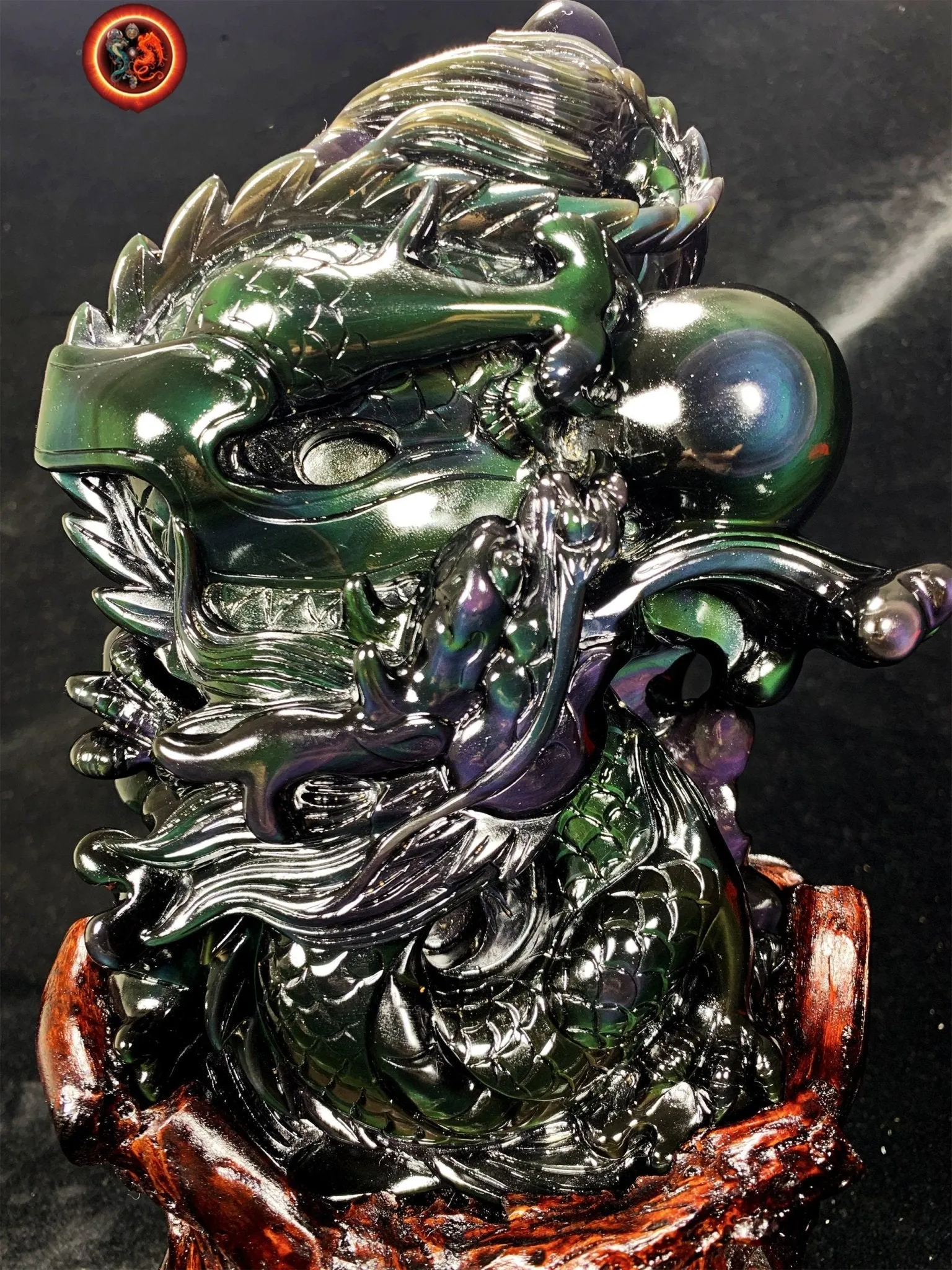 Dragon en obsidienne oeil celeste.Exceptionnelle statue entièrement faite a la main. Dragon, protecteur feng shui. support en cèdre. unique