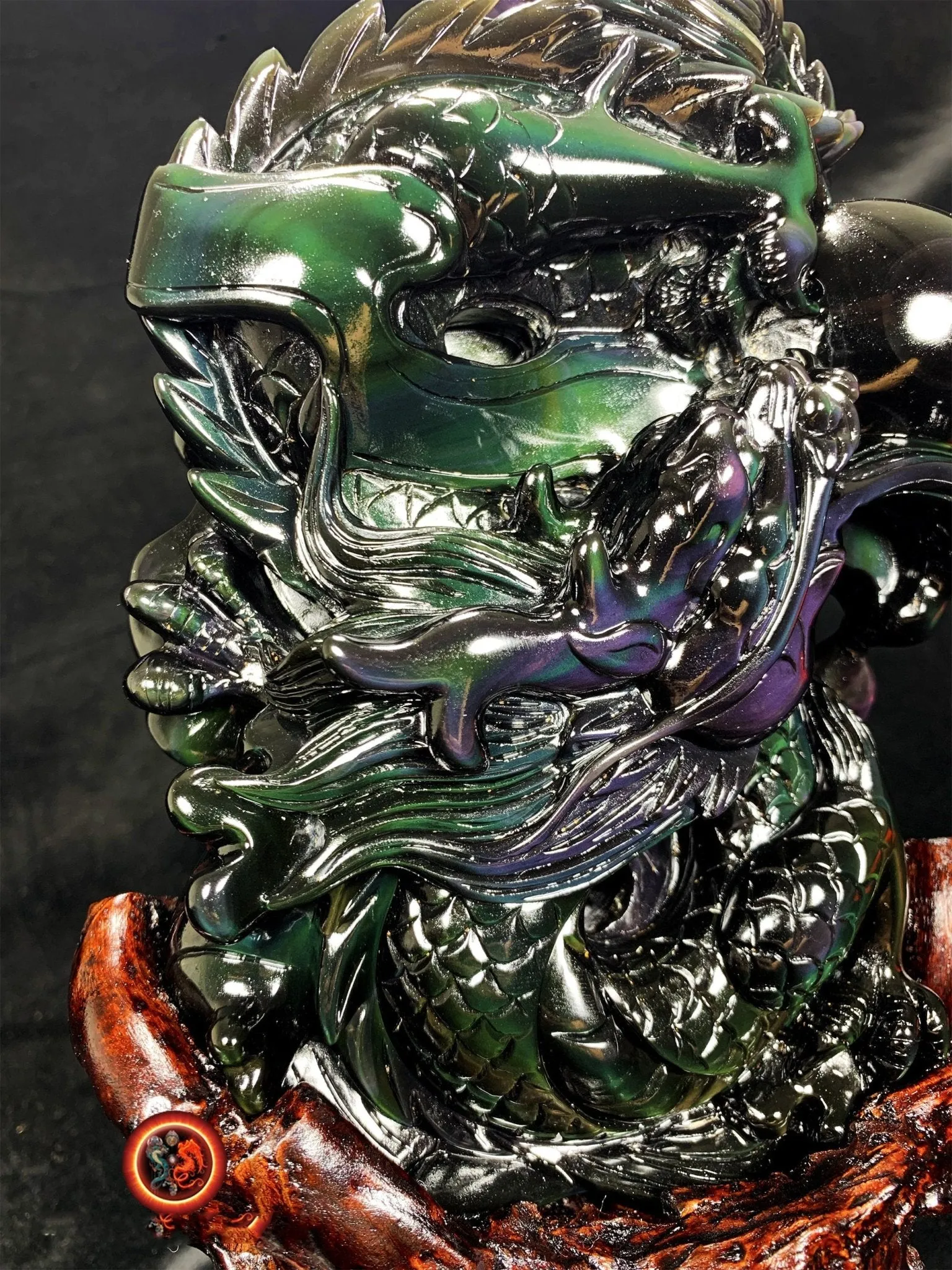Dragon en obsidienne oeil celeste.Exceptionnelle statue entièrement faite a la main. Dragon, protecteur feng shui. support en cèdre. unique