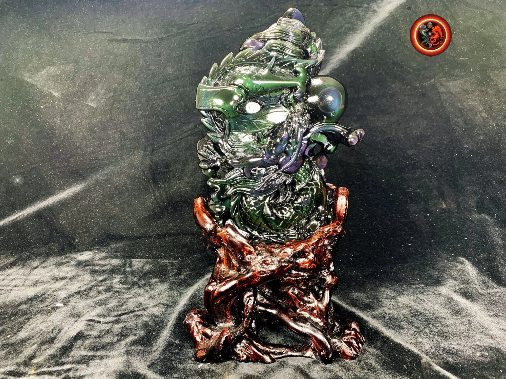 Dragon en obsidienne oeil celeste.Exceptionnelle statue entièrement faite a la main. Dragon, protecteur feng shui. support en cèdre. unique