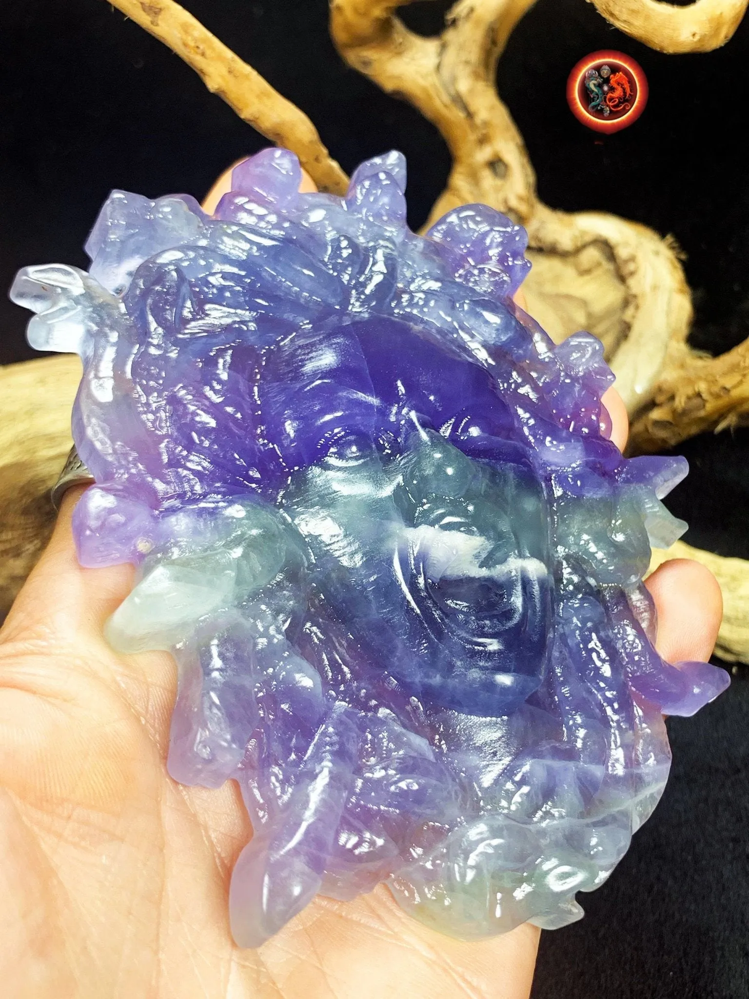 Meduse, gorgone, mythologie grecque. Sculptée artisanalement en fluorite. Pièce unique. pierre naturelle, expertisée. Dimensions: 12cm 9cm.