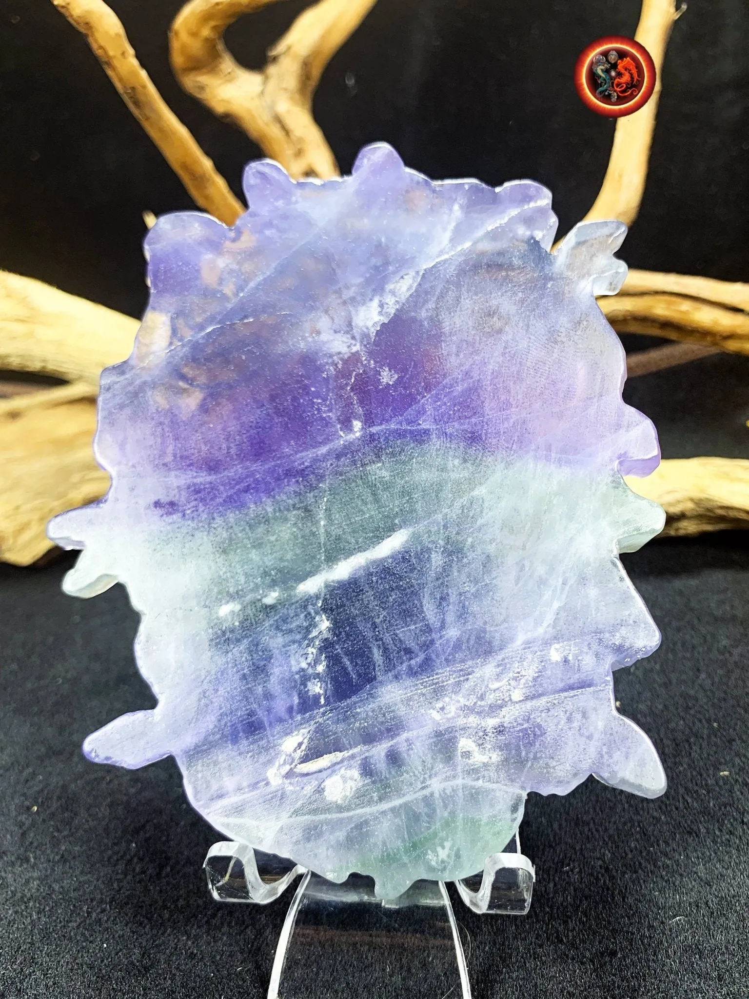 Meduse, gorgone, mythologie grecque. Sculptée artisanalement en fluorite. Pièce unique. pierre naturelle, expertisée. Dimensions: 12cm 9cm.