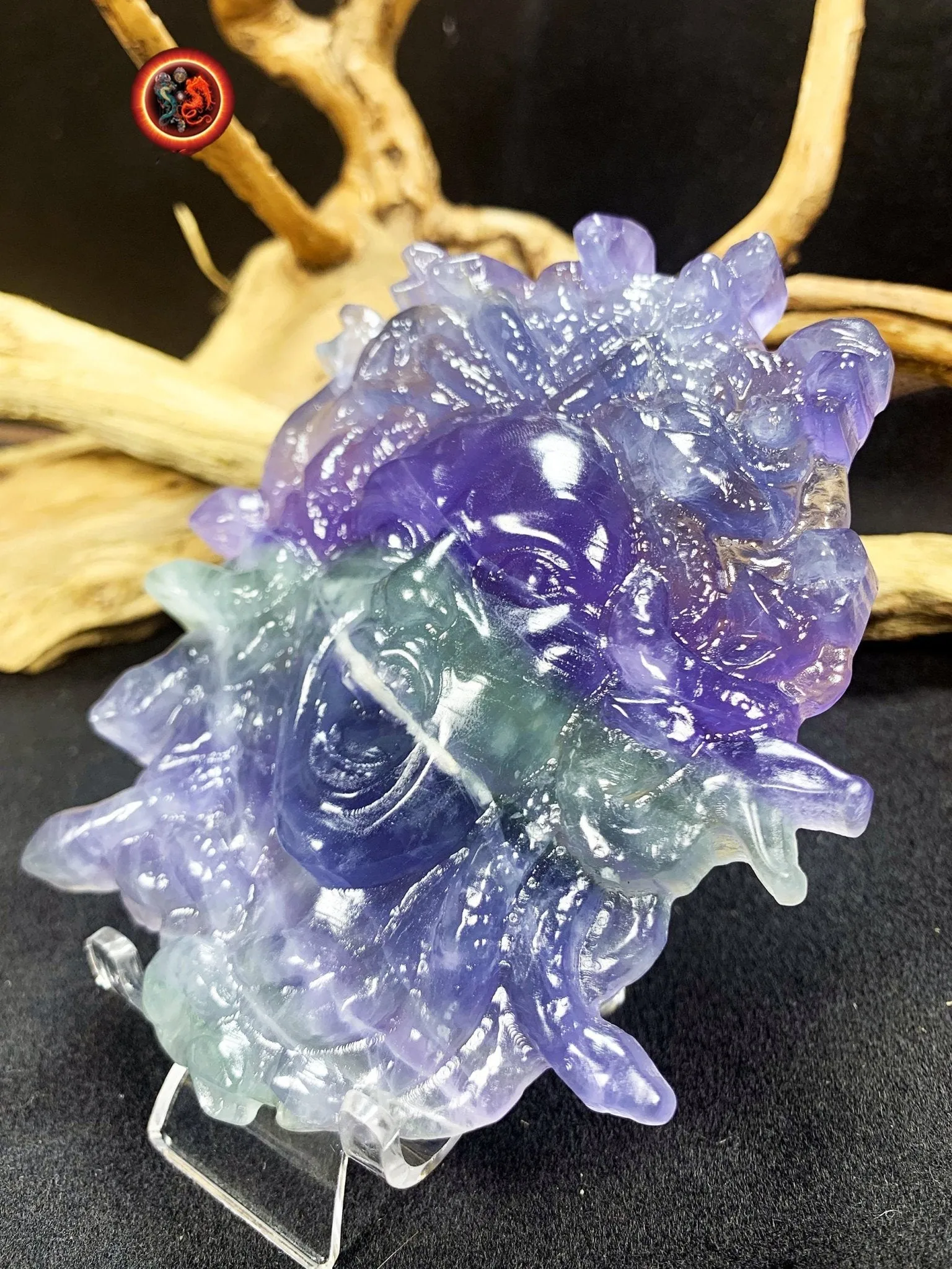 Meduse, gorgone, mythologie grecque. Sculptée artisanalement en fluorite. Pièce unique. pierre naturelle, expertisée. Dimensions: 12cm 9cm.