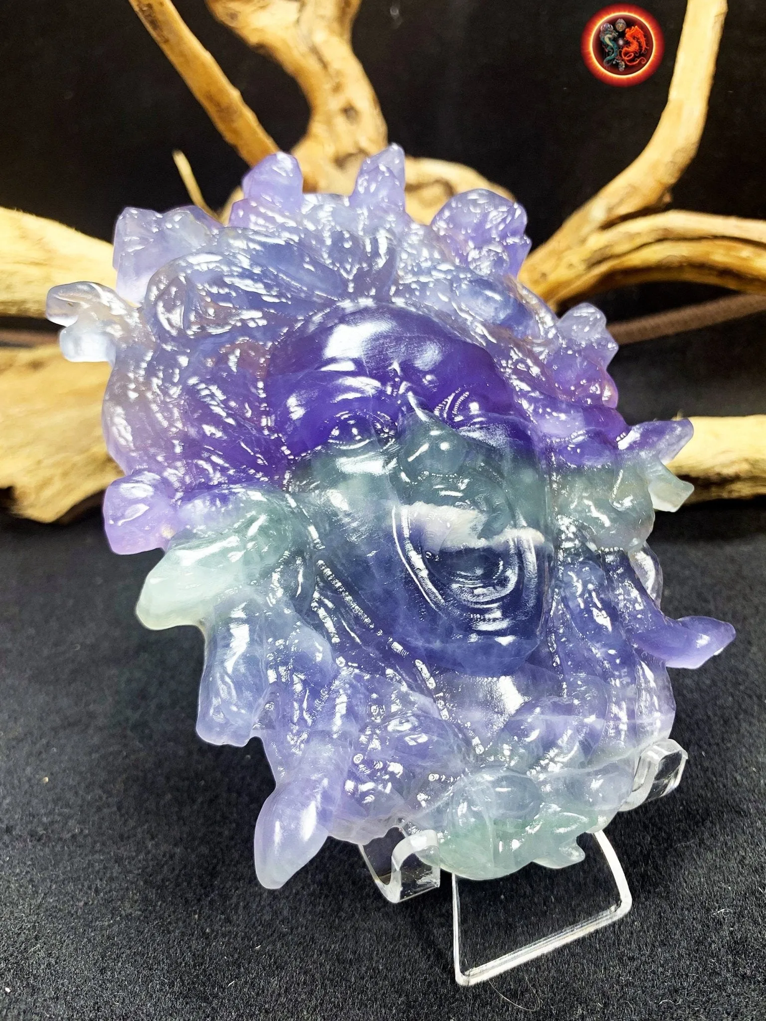 Meduse, gorgone, mythologie grecque. Sculptée artisanalement en fluorite. Pièce unique. pierre naturelle, expertisée. Dimensions: 12cm 9cm.