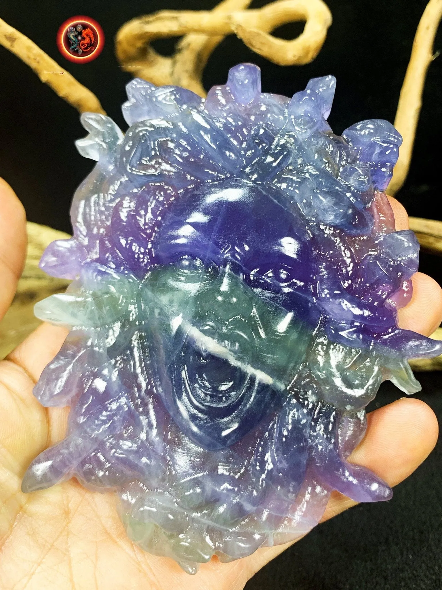 Meduse, gorgone, mythologie grecque. Sculptée artisanalement en fluorite. Pièce unique. pierre naturelle, expertisée. Dimensions: 12cm 9cm.