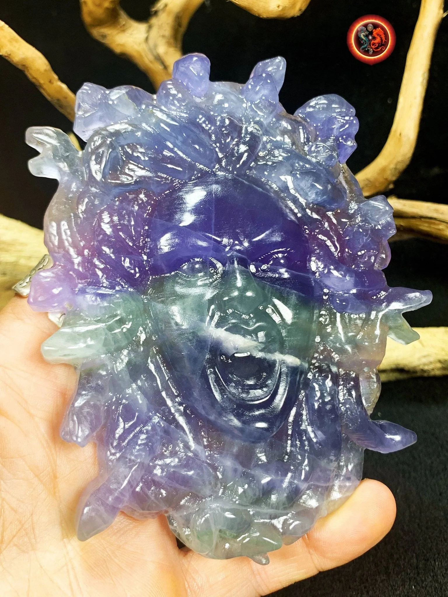Meduse, gorgone, mythologie grecque. Sculptée artisanalement en fluorite. Pièce unique. pierre naturelle, expertisée. Dimensions: 12cm 9cm.