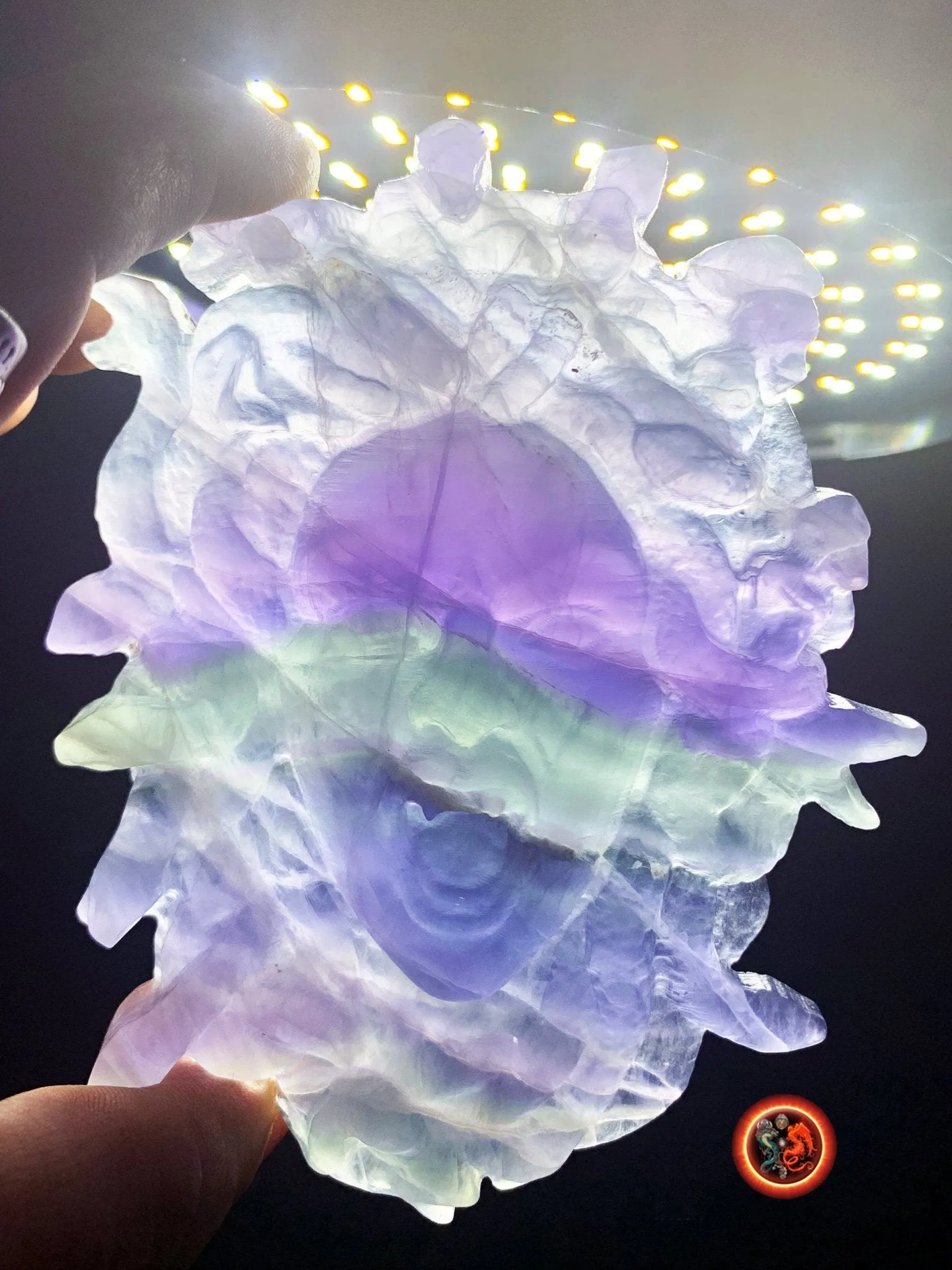 Meduse, gorgone, mythologie grecque. Sculptée artisanalement en fluorite. Pièce unique. pierre naturelle, expertisée. Dimensions: 12cm 9cm.