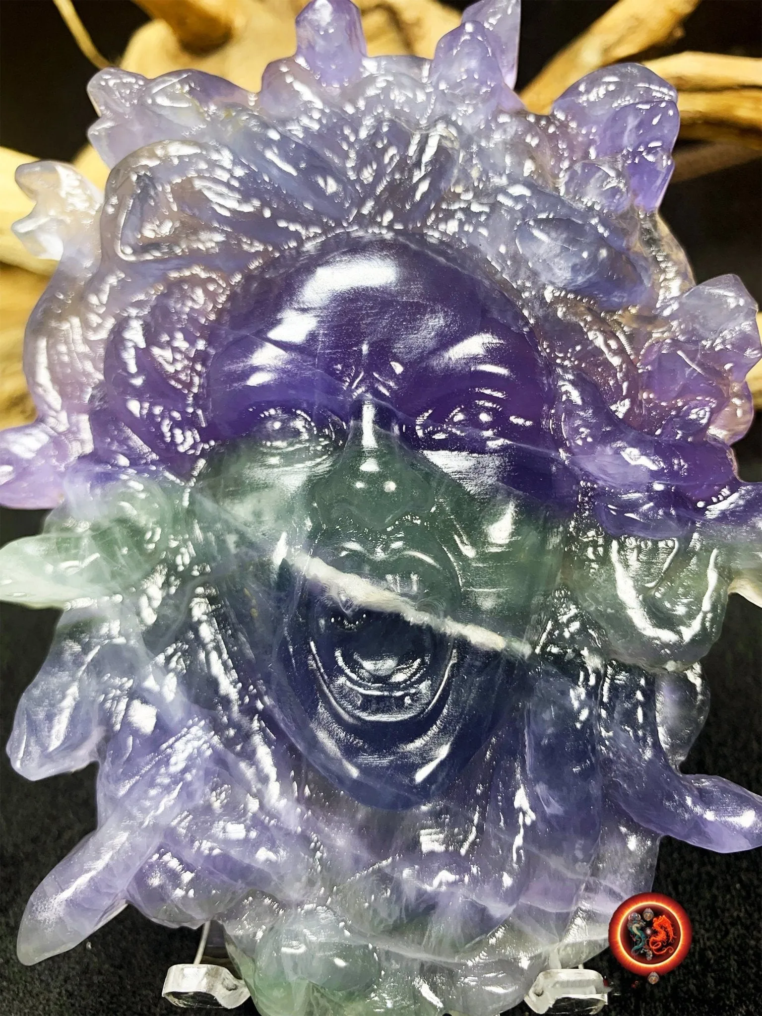 Meduse, gorgone, mythologie grecque. Sculptée artisanalement en fluorite. Pièce unique. pierre naturelle, expertisée. Dimensions: 12cm 9cm.