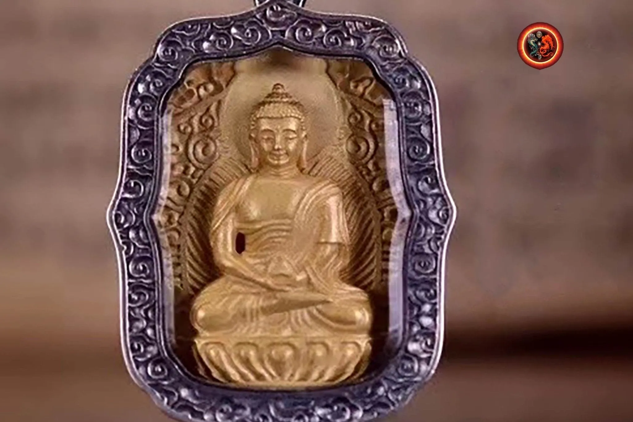 pendentif amulette de protection bouddhiste Bouddha Sakyamuni mala de prière et méditation 108 perles, argent 925 or 18K bélière Garuda