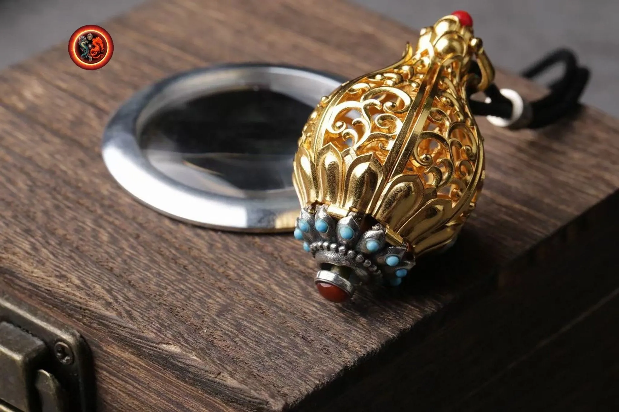 pendentif bouddha ,Amulette. Guan Yin, Chenrezi dans un Lotus à 6 pétales. laiton, plaqué or 24k pendentif ouvrant grâce a un bouton