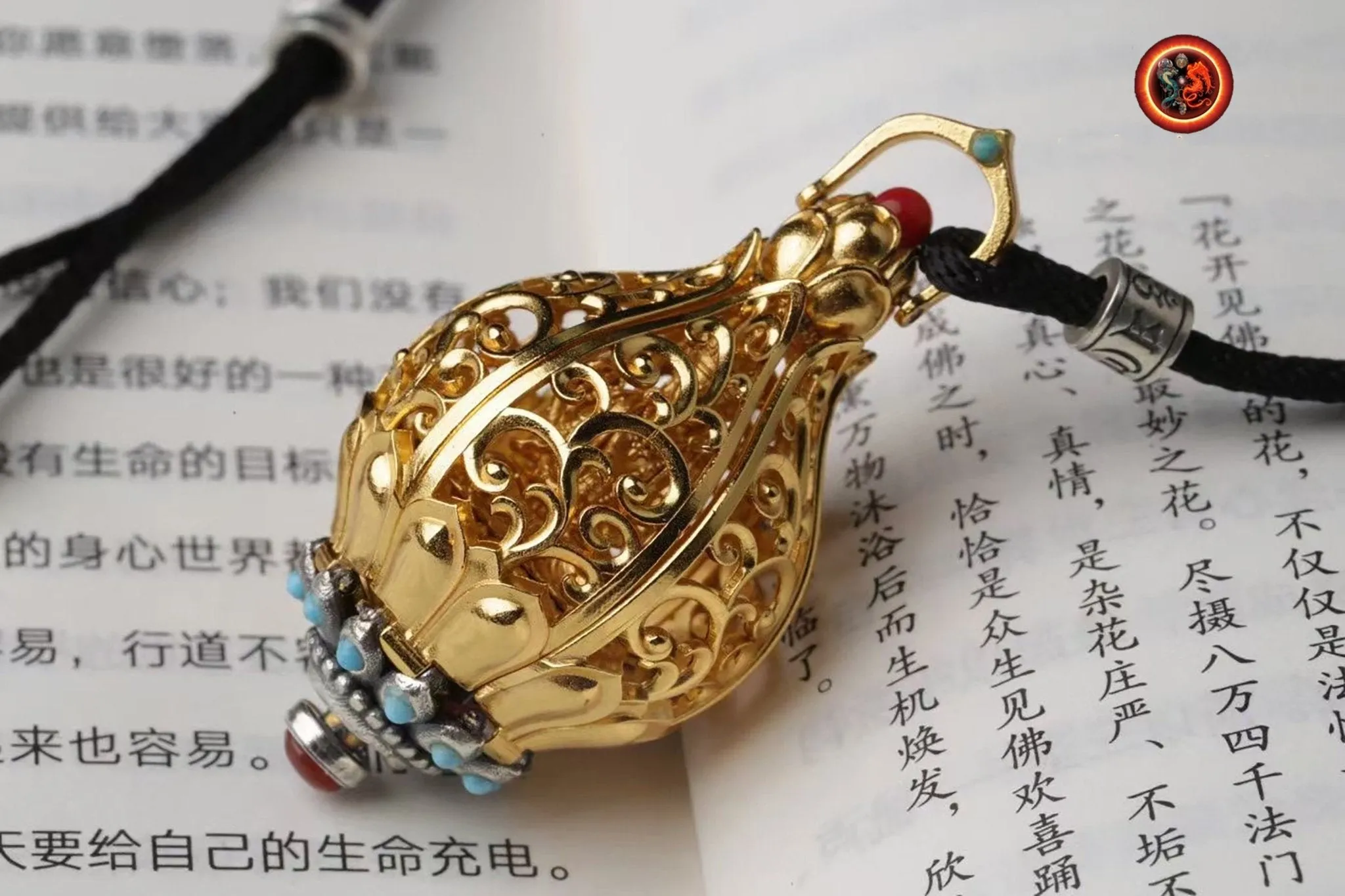 pendentif bouddha ,Amulette. Guan Yin, Chenrezi dans un Lotus à 6 pétales. laiton, plaqué or 24k pendentif ouvrant grâce a un bouton