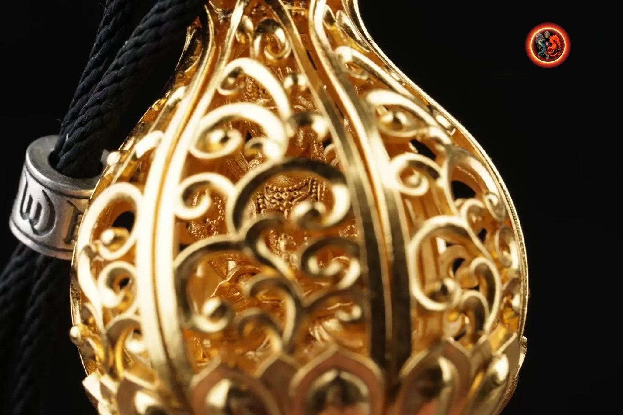 pendentif bouddha ,Amulette. Guan Yin, Chenrezi dans un Lotus à 6 pétales. laiton, plaqué or 24k pendentif ouvrant grâce a un bouton