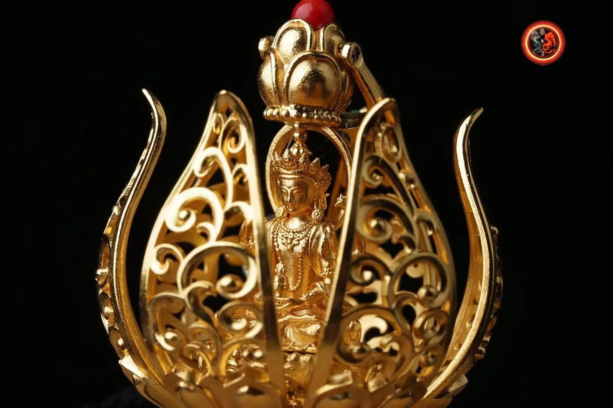 pendentif bouddha ,Amulette. Guan Yin, Chenrezi dans un Lotus à 6 pétales. laiton, plaqué or 24k pendentif ouvrant grâce a un bouton