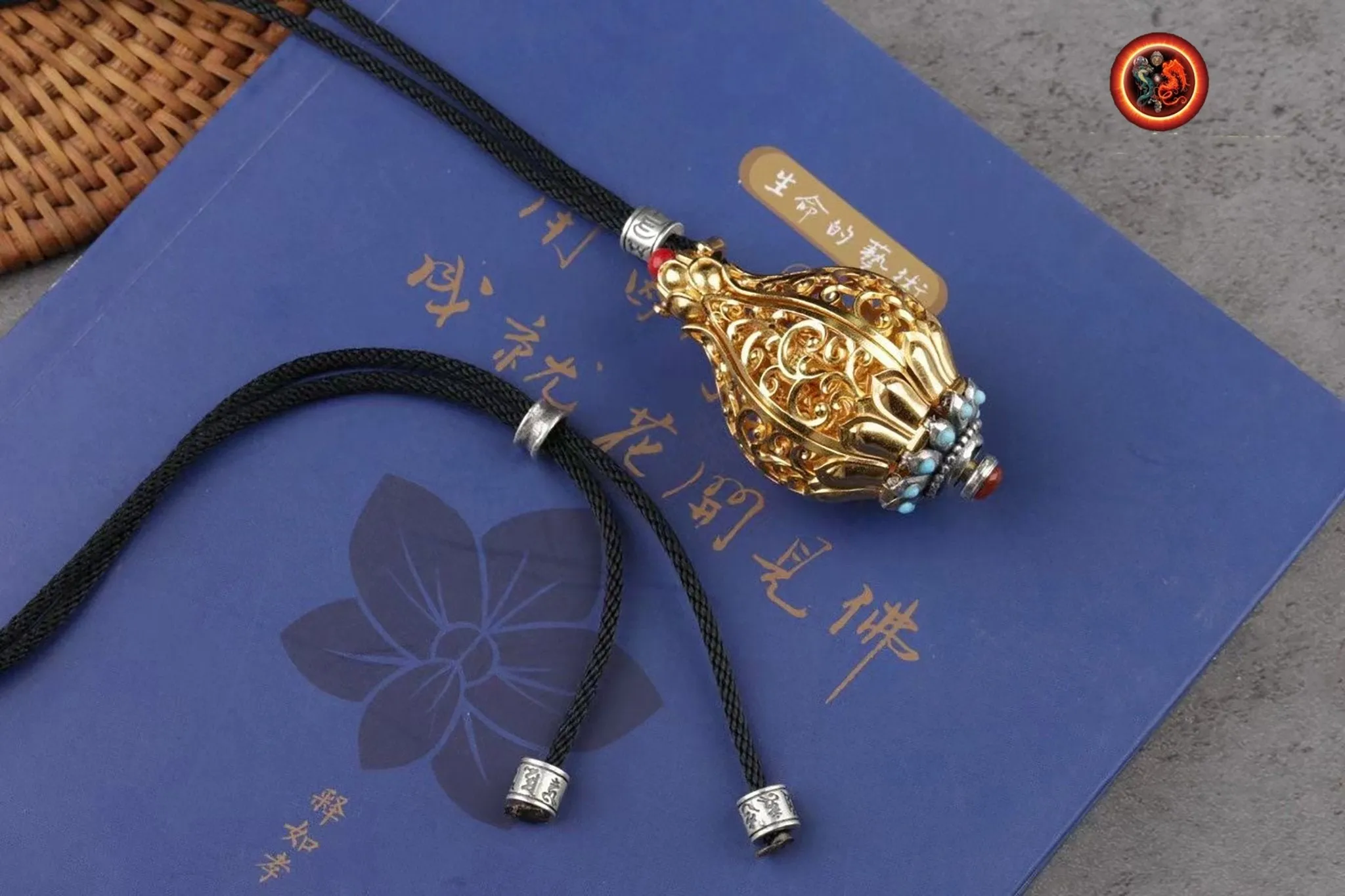 pendentif bouddha ,Amulette. Guan Yin, Chenrezi dans un Lotus à 6 pétales. laiton, plaqué or 24k pendentif ouvrant grâce a un bouton
