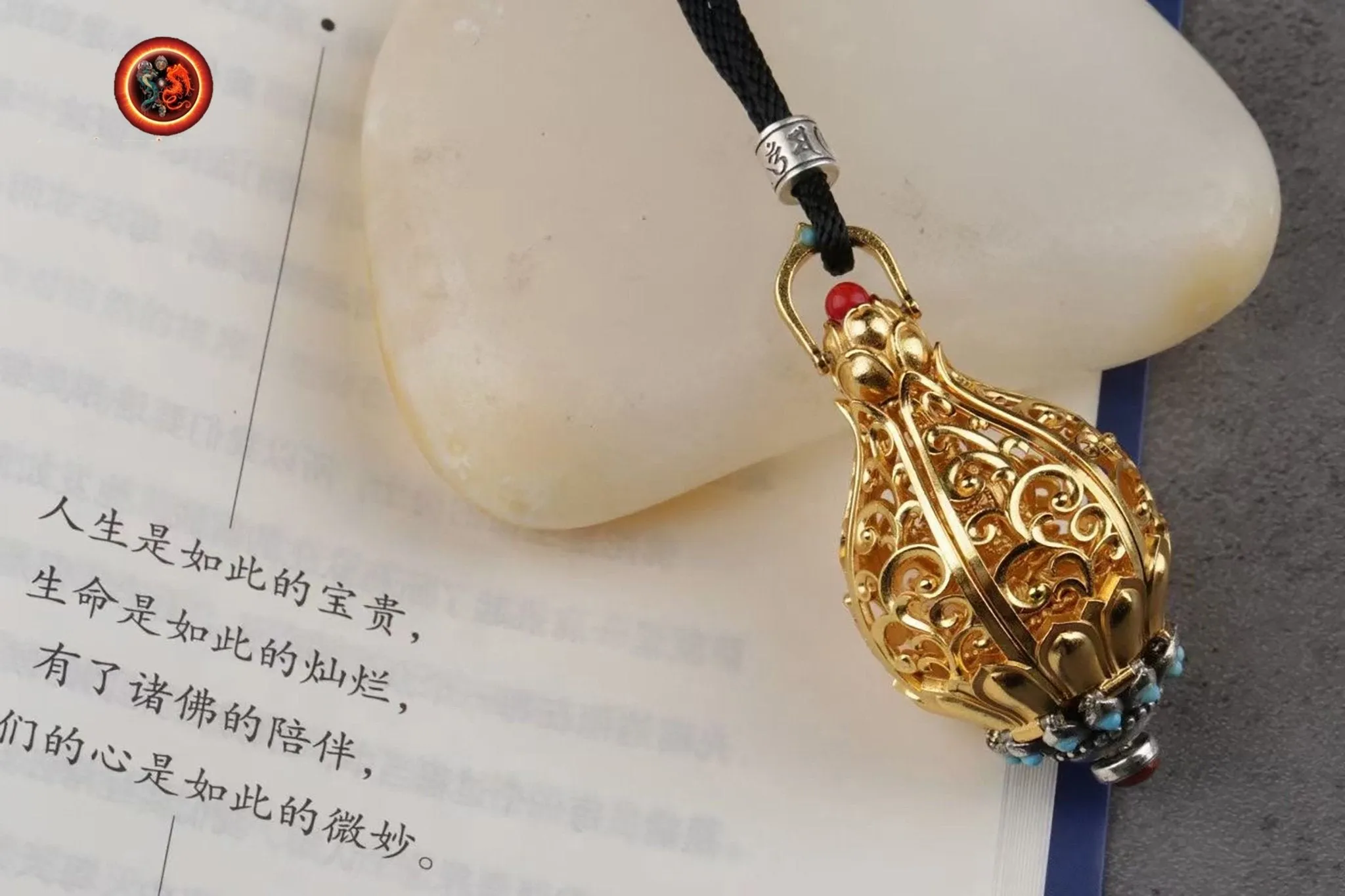 pendentif bouddha ,Amulette. Guan Yin, Chenrezi dans un Lotus à 6 pétales. laiton, plaqué or 24k pendentif ouvrant grâce a un bouton