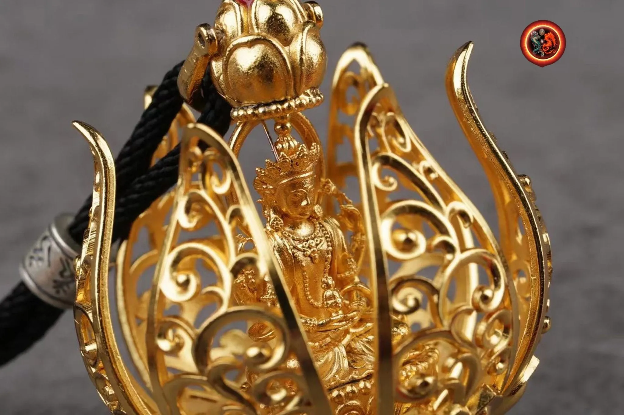 pendentif bouddha ,Amulette. Guan Yin, Chenrezi dans un Lotus à 6 pétales. laiton, plaqué or 24k pendentif ouvrant grâce a un bouton