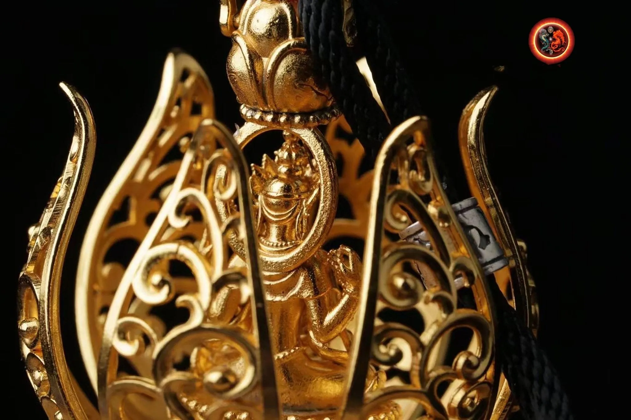 pendentif bouddha ,Amulette. Guan Yin, Chenrezi dans un Lotus à 6 pétales. laiton, plaqué or 24k pendentif ouvrant grâce a un bouton